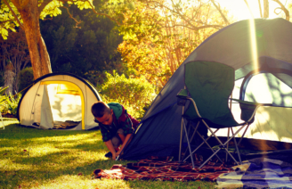 Kind beim Aufbau eines Zeltes - Campingplatz Country Park Cr&eacute;cy-la-Chapelle