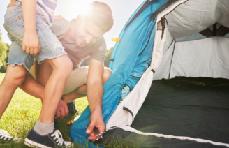 Ein Mann stellt mit seinem Sohn ein Zelt auf - Campingplatz Country Park Cr&eacute;cy-la-Chapelle