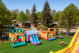 Spielplatz mit H&uuml;pfburgen - Campingplatz Country Park Cr&eacute;cy-la-Chapelle