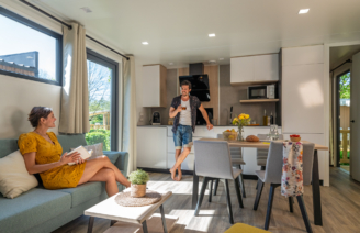 Mobilheim Queen **** 4 Personen - 2 Zimmer - Wohnraum/Wohnzimmer - Campingplatz Country Park Cr&eacute;cy-la-Chapelle