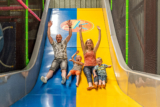 Aktivit&auml;ten und Animationen - Campingplatz Country Park Le Touquin - Familie rutscht die Rutsche herunter